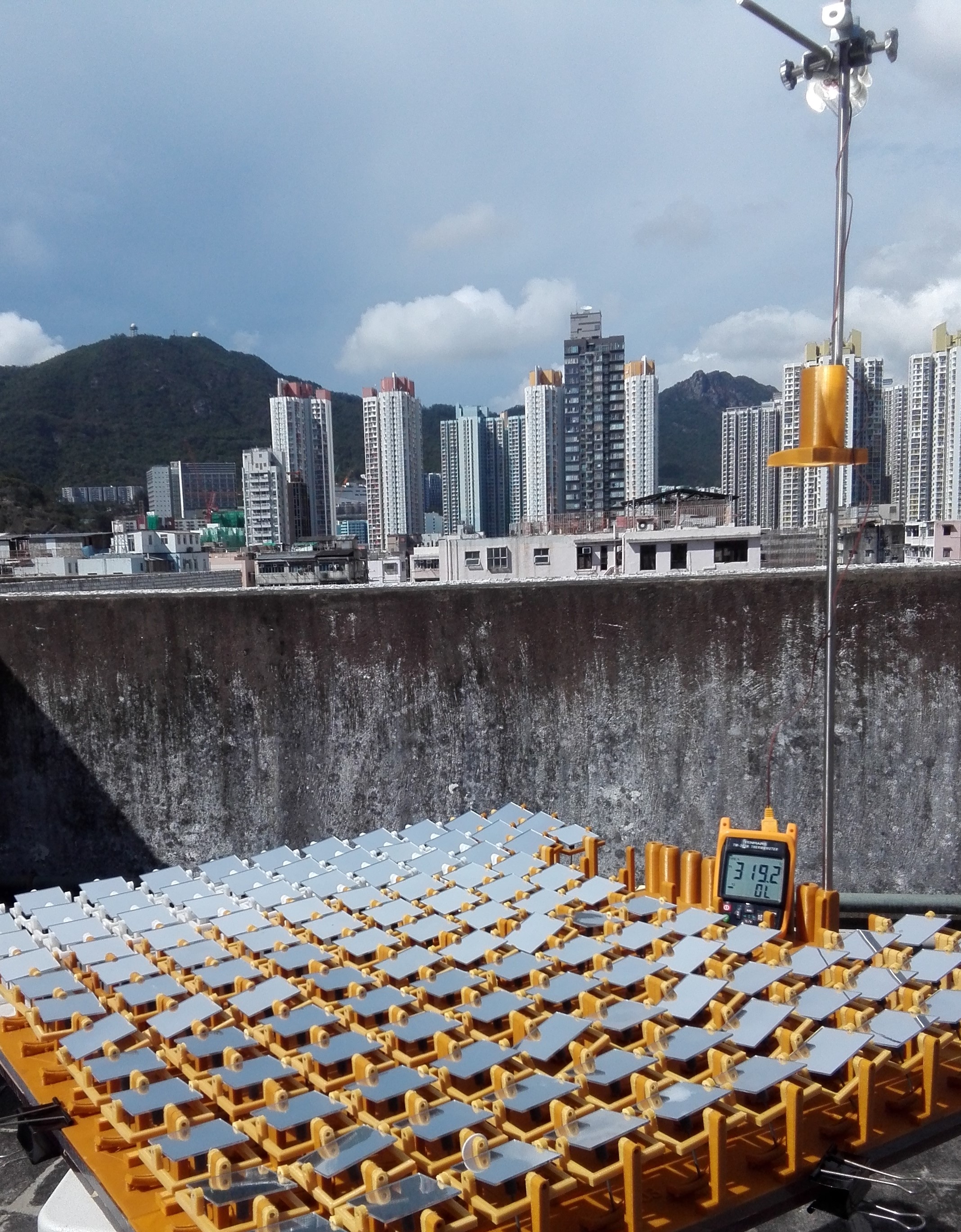 下为亚太兆业有限公司旋转塔式联动聚光镜场于香港九龙在DNI 600工况下的聚光效果